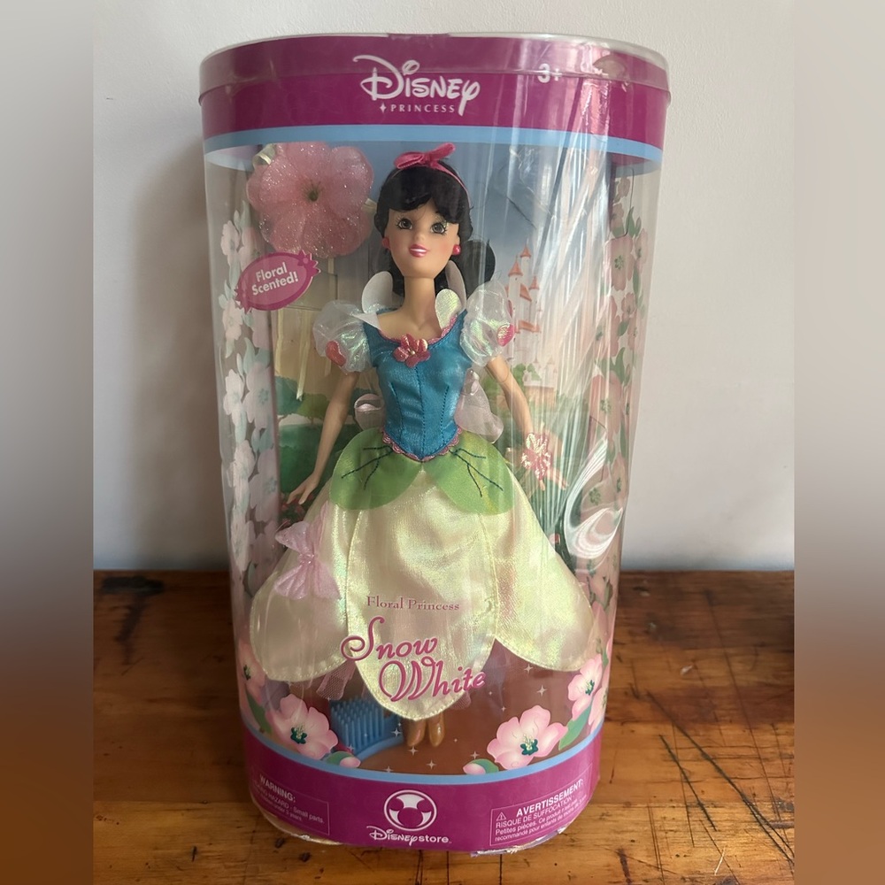 New Disney Store Floral Princess Collection Snow White Floral Scented Doll NRFB